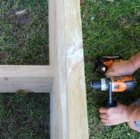 Step 13.2 Fit centre support.jpg Step 13.2 Fit centre support.jpg