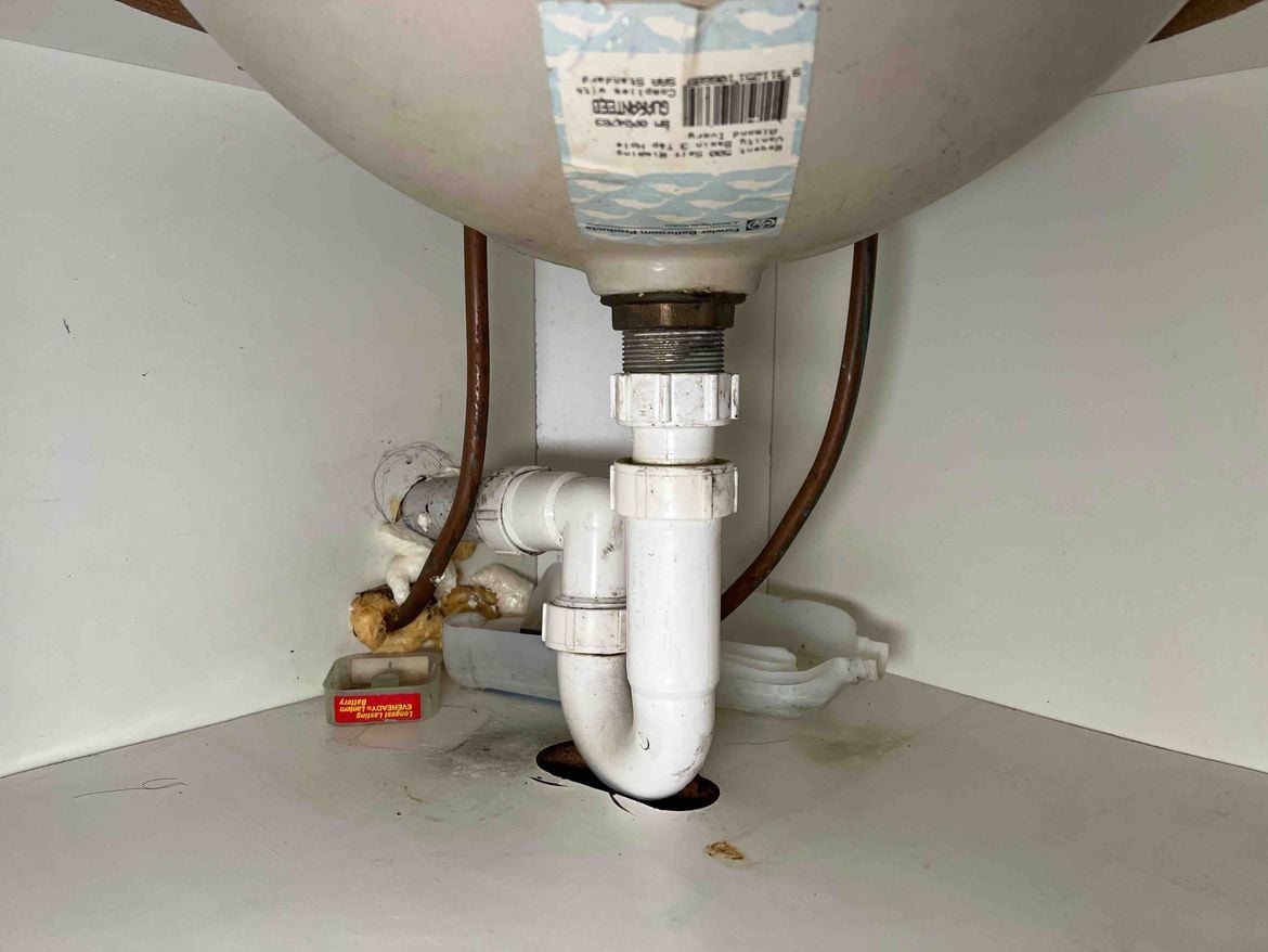 How to fix a leaking pipe under the sink? - Bunnings Workshop community