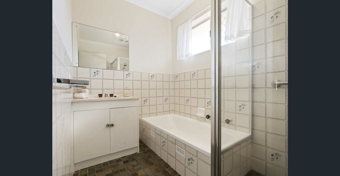 Bathroom 1.jpg Bathroom 1.jpg