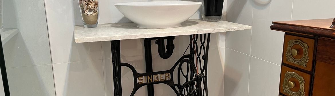 Upcycled Singer sewing machine as vanity.jpg Upcycled Singer sewing machine as vanity.jpg