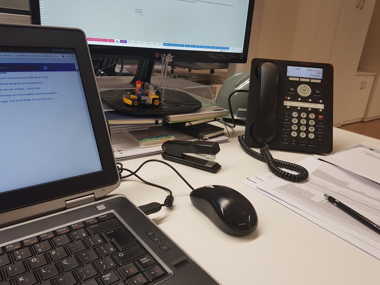 desk.jpg desk.jpg