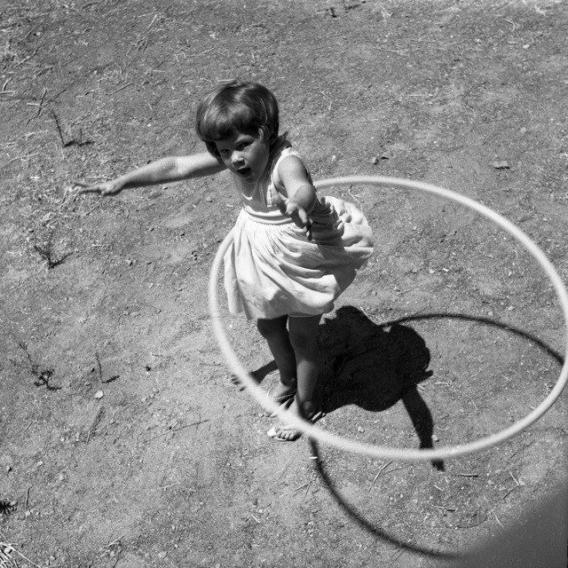 640px-Girl_twirling_Hula_Hoop,_1958.jpg 640px-Girl_twirling_Hula_Hoop,_1958.jpg