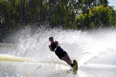 waterskiing.jpg waterskiing.jpg