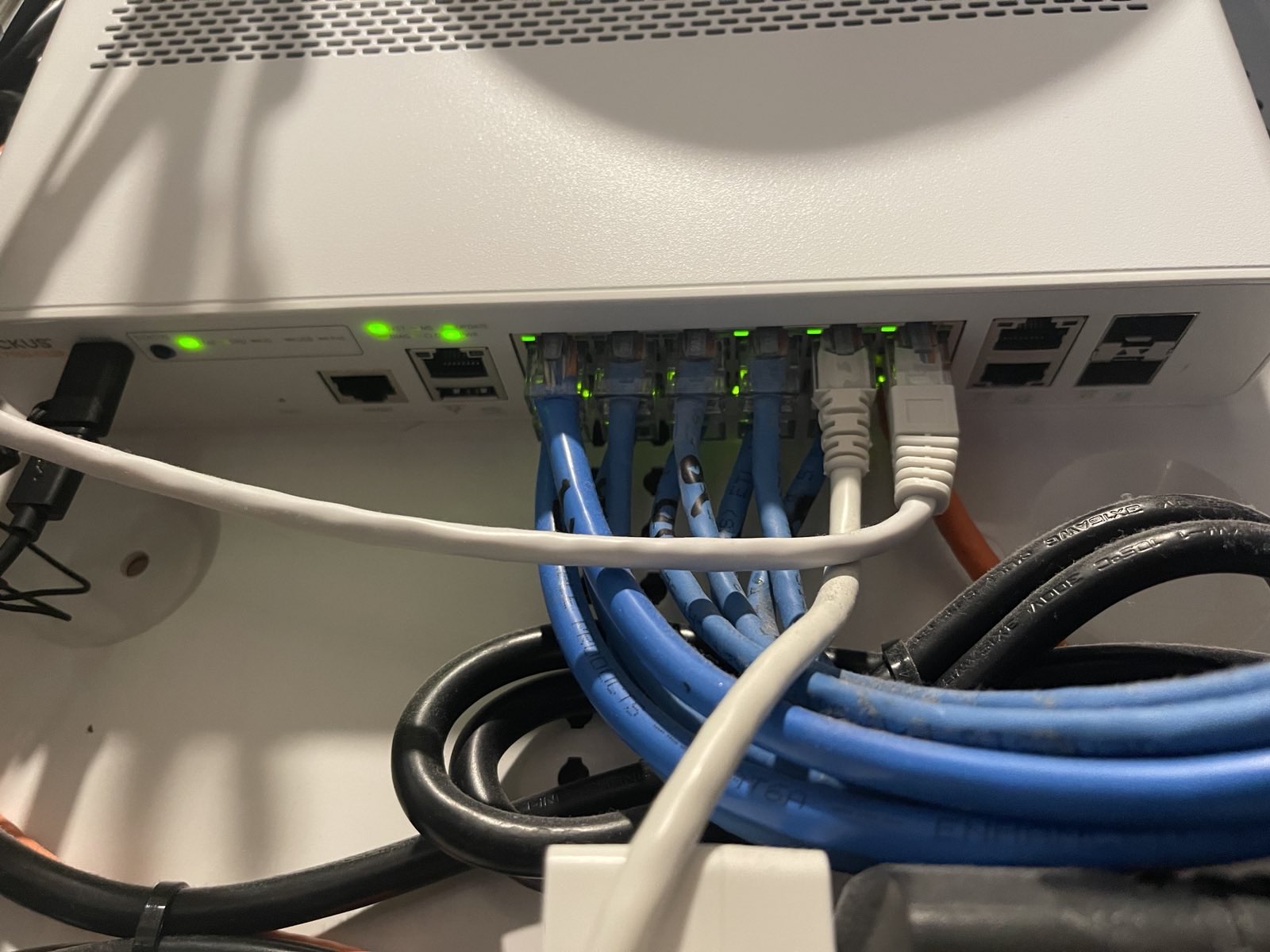 RuckusSwitchCabling.jpeg RuckusSwitchCabling.jpeg