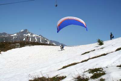 Launching the paragliding